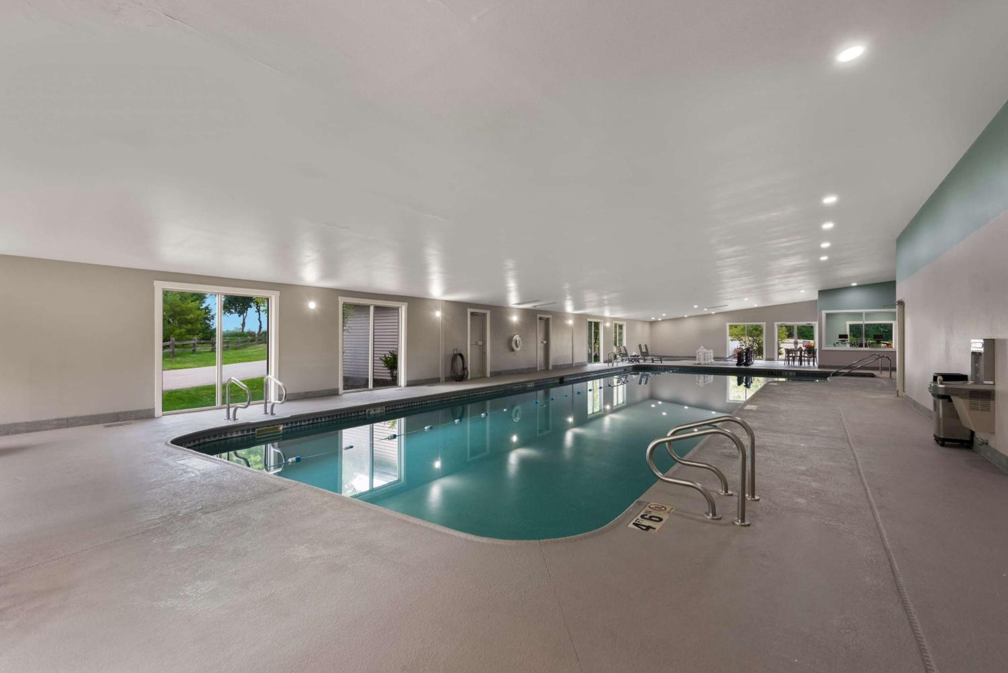 Wyndham Garden Galena Hotel & Day Spa Exterior photo